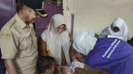 Kepala Puskesmas Pebayuran Heni Fatmasari (kanan) bersama Sekretaris Desa Bantarjaya (kiri) dan pihak Kecamatan (tengah) memantau kegiatan SUB PIN Polio tahap kedua di Posyandu Anggrek 3 dan 4 Desa Bantarjaya Kecamatan Pebayuran, Selasa (23/05/2023).