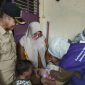 Kepala Puskesmas Pebayuran Heni Fatmasari (kanan) bersama Sekretaris Desa Bantarjaya (kiri) dan pihak Kecamatan (tengah) memantau kegiatan SUB PIN Polio tahap kedua di Posyandu Anggrek 3 dan 4 Desa Bantarjaya Kecamatan Pebayuran, Selasa (23/05/2023).