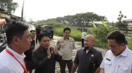 Sekretaris Daerah Kabupaten Bekasi Dedy Supriyadi memantau langsung beberapa titik jalan rusak sekolahan, dan Penerangan Jalan Umum (PJU) di wilayah Daerah Pemilihan (Dapil) Bekasi 1 dan 2, pada Rabu, (24/5/2023).