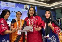 Chair W20 Indonesia 2022, Hadriani Uli Silalahi, Chair W20 India, Dr. Sandhya Purecha, Kepala Delegasi W20 Indonesia, Giwo Rubianto, dan Group Head Corporate Communications XL Axiata, Retno Wulan pada saat Summit W20 di Mahabalipuram, India (17/6).  Pada kesempatan ini, delegasi Komite Women20 (W20) Indonesia secara khusus menyampaikan best practice mengenai Program Sispreneur yang dijalankan secara berkesinambungan di Indonesia.