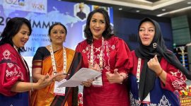 Chair W20 Indonesia 2022, Hadriani Uli Silalahi, Chair W20 India, Dr. Sandhya Purecha, Kepala Delegasi W20 Indonesia, Giwo Rubianto, dan Group Head Corporate Communications XL Axiata, Retno Wulan pada saat Summit W20 di Mahabalipuram, India (17/6).  Pada kesempatan ini, delegasi Komite Women20 (W20) Indonesia secara khusus menyampaikan best practice mengenai Program Sispreneur yang dijalankan secara berkesinambungan di Indonesia.