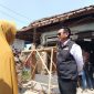 Pj Bupati Bekasi Dani Ramdan berinteraksi dengan salah satu warga yanag berhak menerima bantuan Rehabilitasi Rumah Tidak Layak Huni (Rutilahu).