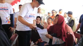 Pj Bupati Bekasi Dani Ramdan mengunjungi salah satu stand di acara BOTRAM (Berkolaborasi Terus Melayani) di Lapangan Kelurahan Wanasari, Kecamatan Cibitung, Kabupaten Bekasi, Sabtu (24/06/2023)
