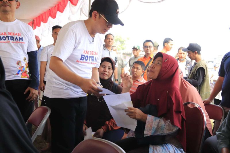 Pj Bupati Bekasi Dani Ramdan mengunjungi salah satu stand di acara BOTRAM (Berkolaborasi Terus Melayani) di Lapangan Kelurahan Wanasari, Kecamatan Cibitung, Kabupaten Bekasi, Sabtu (24/06/2023)
