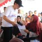 Pj Bupati Bekasi Dani Ramdan mengunjungi salah satu stand di acara BOTRAM (Berkolaborasi Terus Melayani) di Lapangan Kelurahan Wanasari, Kecamatan Cibitung, Kabupaten Bekasi, Sabtu (24/06/2023)
