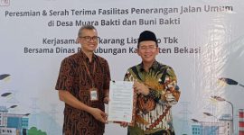 Pj Bupati Bekasi, Dani Ramdan menghadiri peresmian dan serah terima fasilitas Penerangan Jalan Umum (PJU) dari Corporate Social Responsibility (CSR) PT Cikarang Listrindo. CSR tersebut berupa 99 titik lampu penerangan yang sudah di pasangkan di ruas jalan raya Desa Muara Bakti sampai Desa Buni Bakti.