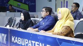 Kepala Dinas Kesehatan, Kabuapten Bekasi dr Alamsyah didampingi pihak RS Ananda Babelan, dalam Monitoring dan Evaluasi Implementasi KRIS JKN virtual di Command Centre, Diskominfosantik, Kecamatan Cikarang PUsat, Kamis (22/6/2023).
