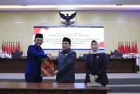 j Bupati Bekasi Dani Ramdan mengikuti Rapat Paripurna Penetapan Keputusan DPRD terhadap Raperda tentang Pajak Daerah dan Retribusi Daerah yang dilaksanakan di Ruang Rapat DPRD Kabupaten Bekasi, Cikarang Pusat, Rabu (31/05/2023) malam.