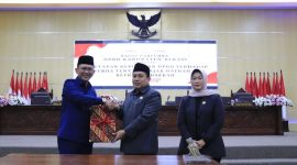 j Bupati Bekasi Dani Ramdan mengikuti Rapat Paripurna Penetapan Keputusan DPRD terhadap Raperda tentang Pajak Daerah dan Retribusi Daerah yang dilaksanakan di Ruang Rapat DPRD Kabupaten Bekasi, Cikarang Pusat, Rabu (31/05/2023) malam.