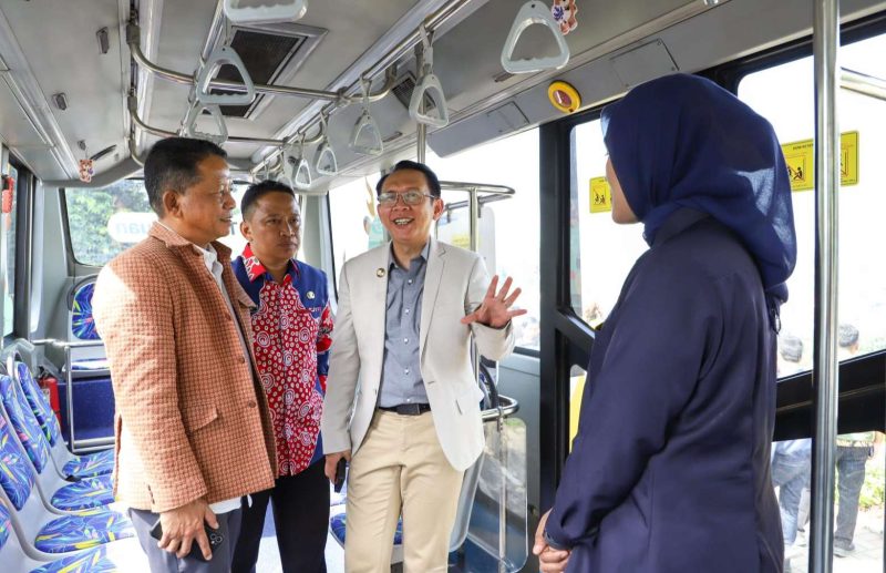 Pj Bupati Bekasi Dani Ramdandalam peluncuran program Bus Rapid Transit (BRT) sebagai angkutan penunjang atau feeder untuk Light Rail Transit (LRT). 