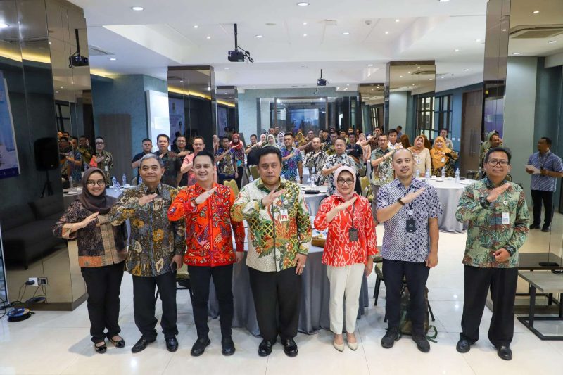 Sekda Kabupaten Bekasi, Dedy Supriyadi membuka kegiatan Pembinaan Tim Percepatan dan Perluasan Digitalisasi Daerah (TP2DD) Kabupaten Bekasi, di Hotel Grande Valore, Kamis (20/07/2023). 