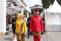 Pj Bupati Bekasi Dani Ramdan bersama Ketua Dekranasda Kabupaten Bekasi Ria Dani Ramdan menghadiri Pekan Kerajinan Jawa Barat (PKJB) dan Karya Kreatif Jawa Barat (KKJ) yang digelar di Gedung Sate, Kota Bandung, pada Sabtu (08/07/2023).