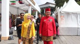 Pj Bupati Bekasi Dani Ramdan bersama Ketua Dekranasda Kabupaten Bekasi Ria Dani Ramdan menghadiri Pekan Kerajinan Jawa Barat (PKJB) dan Karya Kreatif Jawa Barat (KKJ) yang digelar di Gedung Sate, Kota Bandung, pada Sabtu (08/07/2023).