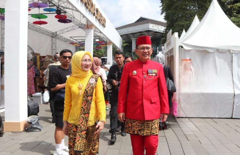 Pj Bupati Bekasi Dani Ramdan bersama Ketua Dekranasda Kabupaten Bekasi Ria Dani Ramdan menghadiri Pekan Kerajinan Jawa Barat (PKJB) dan Karya Kreatif Jawa Barat (KKJ) yang digelar di Gedung Sate, Kota Bandung, pada Sabtu (08/07/2023).