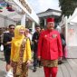 Pj Bupati Bekasi Dani Ramdan bersama Ketua Dekranasda Kabupaten Bekasi Ria Dani Ramdan menghadiri Pekan Kerajinan Jawa Barat (PKJB) dan Karya Kreatif Jawa Barat (KKJ) yang digelar di Gedung Sate, Kota Bandung, pada Sabtu (08/07/2023).
