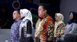 Sekda Kabupaten Bekasi, Dedy Supriyadi bersama Kepala Dinas Pemberdayaan Perempuan dan Perlindungan Anak (DP3A) Kabupaten Bekasi, Ani Gustini, menghadiri penganugerahan Kabupaten Layak Anak dari Kemen PPPA, di ruang Command Center Gedung Diskominfosantik, Kabupaten Bekasi, Sabtu (22/07/2023) malam.
