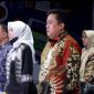 Sekda Kabupaten Bekasi, Dedy Supriyadi bersama Kepala Dinas Pemberdayaan Perempuan dan Perlindungan Anak (DP3A) Kabupaten Bekasi, Ani Gustini, menghadiri penganugerahan Kabupaten Layak Anak dari Kemen PPPA, di ruang Command Center Gedung Diskominfosantik, Kabupaten Bekasi, Sabtu (22/07/2023) malam.
