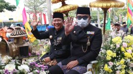 Gubernur Jawa Barat Ridwan Kamil didampingi Pj Bupati Bekasi Dani Ramdan menaiki Kereta Kencana Candrabhaga pada perayaan Hari Jadi Kabupaten Bekasi ke-72 di Komplek Pemda, Kecamatan Cikarang Pusat pada Senin (15/08/2022).