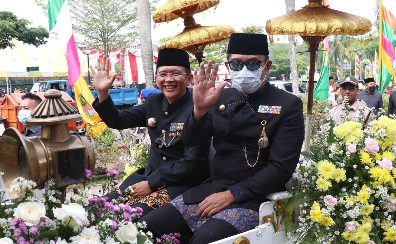 Gubernur Jawa Barat Ridwan Kamil didampingi Pj Bupati Bekasi Dani Ramdan menaiki Kereta Kencana Candrabhaga pada perayaan Hari Jadi Kabupaten Bekasi ke-72 di Komplek Pemda, Kecamatan Cikarang Pusat pada Senin (15/08/2022).