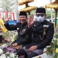 Gubernur Jawa Barat Ridwan Kamil didampingi Pj Bupati Bekasi Dani Ramdan menaiki Kereta Kencana Candrabhaga pada perayaan Hari Jadi Kabupaten Bekasi ke-72 di Komplek Pemda, Kecamatan Cikarang Pusat pada Senin (15/08/2022).