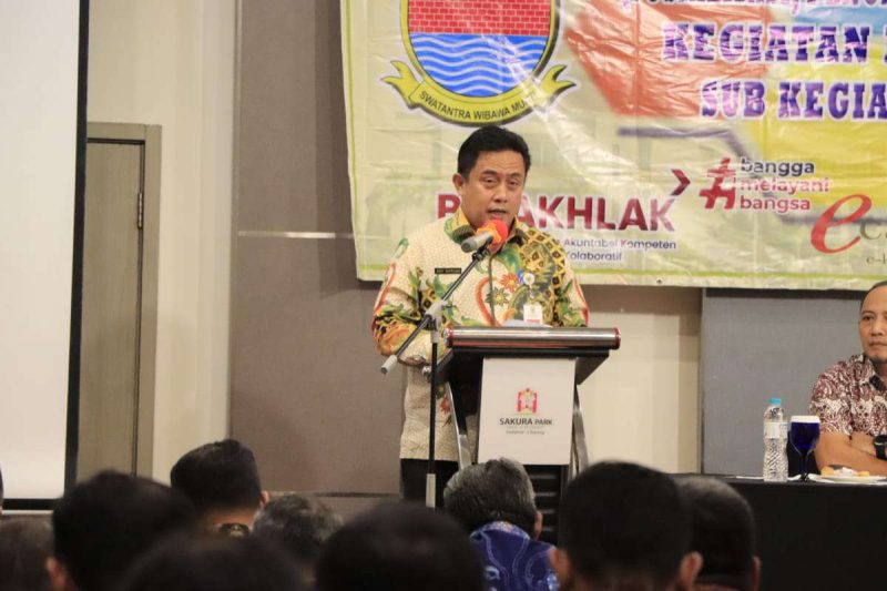 Sekda Kabupaten Bekasi Dedy Supriyadi Membuka secara resmi Sosialisasi Pengawasan dan Evaluasi Penggunaan Katalog Lokal Kabupaten Bekasi di Ballroom Hotel Sakura Sukamahi, Cikarang Pusat, pada Kamis (20/07/2023). 