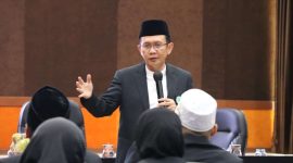  Pj Bupati Bekasi Dani Ramdan memberikan kuliah Wawasan Kebangsaan kepada 40 peserta Pendidikan Kader Ulama (PKU) MUI Kabupaten Bekasi, di Aula KH Noer Alie, Gedung Bupati Bekasi, Komplek Pemkab Bekasi, Cikarang Pusat, pada Minggu (27/08/2023).