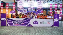 Pewakilan XL Axiata foto bersama dengan para peserta futsal AXIS Nation Cup 2023. Sebanyak 160 tim sekolah di Kalimantan area berebut tiket ke Grand Final Turnamen Futsal “AXIS Nation Cup 2023”. Babak penyisihan digelar 8-10 September 2023, di empat wilayah yaitu Balikpapan, Samarinda, Pontianak, dan Banjarmasin. Pada masing-masing wilayah bertanding 40 tim sekolah tingkat SMA.