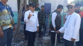 Pj Bupati Bekasi Dani Ramdan bersama Ketua Baznas Kabupaten Bekasi, Samsul Bahri, meresmikan bantuan sumur satelit dari Baznas Kabupaten Bekasi yang berlokasi di Kp. Singkil Sasak Desa Samudera Jaya Kecamatan Tarumajaya, pada Kamis (28/09/2023).