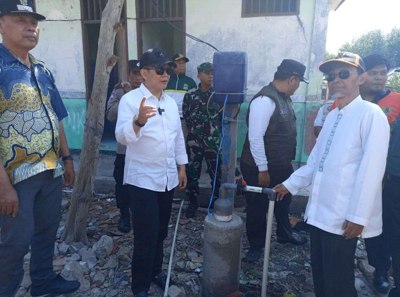 Pj Bupati Bekasi Dani Ramdan bersama Ketua Baznas Kabupaten Bekasi, Samsul Bahri, meresmikan bantuan sumur satelit dari Baznas Kabupaten Bekasi yang berlokasi di Kp. Singkil Sasak Desa Samudera Jaya Kecamatan Tarumajaya, pada Kamis (28/09/2023).