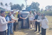 Sejumlah perangkat daerah di lingkungan Pemkab Bekasi bersama MM2100 mendistribusikan bantuan air bersih bagi warga yang mengalami kekeringan di Desa Bantarjaya, Kecamatan Pebayuran, pada, Sabtu (16/09/2023).