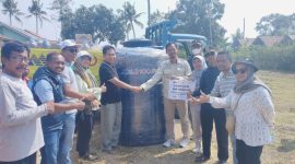Sejumlah perangkat daerah di lingkungan Pemkab Bekasi bersama MM2100 mendistribusikan bantuan air bersih bagi warga yang mengalami kekeringan di Desa Bantarjaya, Kecamatan Pebayuran, pada, Sabtu (16/09/2023).
