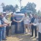 Sejumlah perangkat daerah di lingkungan Pemkab Bekasi bersama MM2100 mendistribusikan bantuan air bersih bagi warga yang mengalami kekeringan di Desa Bantarjaya, Kecamatan Pebayuran, pada, Sabtu (16/09/2023).
