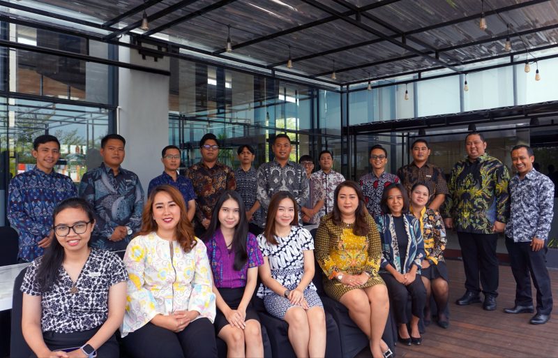 Mode Hari Batik Nasional 2023 Ala Hotel Harper Cikarang.
