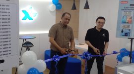 Group Head Indirect Channel Management XL Axiata, Junius Khoestadi (kanan) dan Head of Region 2 Erajaya, Tonny Hartanto saat meresmikan Myprio Deal Expo 2023 di Erafone Megastore Plaza Medan Fair, Medan, Sabtu (7/10). XL Axiata dan Erafone serentak menggelar Myprio Deal Expo 2023 bagi seluruh pelanggan XL PRIORITAS. Berbagai penawaran menarik bisa pelanggan dapatkan melalui event ini, dari mulai tukar tambah smartphone lama dengan yang baru, mendapatkan promo nomor cantik dan kuota internet besar.