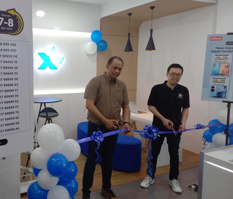 Group Head Indirect Channel Management XL Axiata, Junius Khoestadi (kanan) dan Head of Region 2 Erajaya, Tonny Hartanto saat meresmikan Myprio Deal Expo 2023 di Erafone Megastore Plaza Medan Fair, Medan, Sabtu (7/10). XL Axiata dan Erafone serentak menggelar Myprio Deal Expo 2023 bagi seluruh pelanggan XL PRIORITAS. Berbagai penawaran menarik bisa pelanggan dapatkan melalui event ini, dari mulai tukar tambah smartphone lama dengan yang baru, mendapatkan promo nomor cantik dan kuota internet besar.