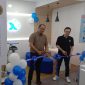 Group Head Indirect Channel Management XL Axiata, Junius Khoestadi (kanan) dan Head of Region 2 Erajaya, Tonny Hartanto saat meresmikan Myprio Deal Expo 2023 di Erafone Megastore Plaza Medan Fair, Medan, Sabtu (7/10). XL Axiata dan Erafone serentak menggelar Myprio Deal Expo 2023 bagi seluruh pelanggan XL PRIORITAS. Berbagai penawaran menarik bisa pelanggan dapatkan melalui event ini, dari mulai tukar tambah smartphone lama dengan yang baru, mendapatkan promo nomor cantik dan kuota internet besar.