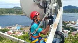 Teknisi sedang bekerja di atas perangkat BTS XL Axiata di Kecamatan Suka Karya, Kabupaten Sabang, Jum’at (30/9).  XL Axiata terus berupaya memperluas dan memperkuat kualitas jaringan 4G di seluruh Provinsi Aceh. Kini sebanyak 3.980 desa/kelurahan di 188 kecamatan telah terlayani jaringan XL Axiata, termasuk yang berada di pulau-pulau terpencil di provinsi yang terletak di bagian paling ujung barat Republik Indonesia tersebut.