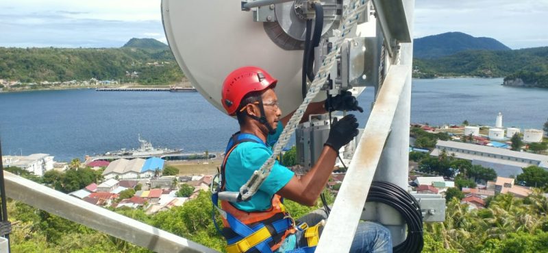 Teknisi sedang bekerja di atas perangkat BTS XL Axiata di Kecamatan Suka Karya, Kabupaten Sabang, Jum’at (30/9).  XL Axiata terus berupaya memperluas dan memperkuat kualitas jaringan 4G di seluruh Provinsi Aceh. Kini sebanyak 3.980 desa/kelurahan di 188 kecamatan telah terlayani jaringan XL Axiata, termasuk yang berada di pulau-pulau terpencil di provinsi yang terletak di bagian paling ujung barat Republik Indonesia tersebut.