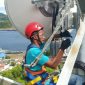 Teknisi sedang bekerja di atas perangkat BTS XL Axiata di Kecamatan Suka Karya, Kabupaten Sabang, Jum’at (30/9).  XL Axiata terus berupaya memperluas dan memperkuat kualitas jaringan 4G di seluruh Provinsi Aceh. Kini sebanyak 3.980 desa/kelurahan di 188 kecamatan telah terlayani jaringan XL Axiata, termasuk yang berada di pulau-pulau terpencil di provinsi yang terletak di bagian paling ujung barat Republik Indonesia tersebut.