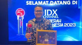 Keterangan Foto :
IDX Awards: Chief Enterprise Business Officer XL Axiata, Feby Sallyanto menerima penghargaan “Anugerah Inovasi Indonesia 2023” dari IDX Channel ini diberikan kepada XLABS untuk kategori Hubungan Eksternal dengan inovasi Smart Mining: Digitalization for Greener Future di Jakarta pekan lalu.