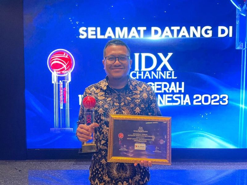 Keterangan Foto :
IDX Awards: Chief Enterprise Business Officer XL Axiata, Feby Sallyanto menerima penghargaan “Anugerah Inovasi Indonesia 2023” dari IDX Channel ini diberikan kepada XLABS untuk kategori Hubungan Eksternal dengan inovasi Smart Mining: Digitalization for Greener Future di Jakarta pekan lalu.