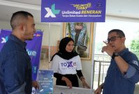 Group Head Corporate Communications XL Axiata, Reza Mirza bersama Regional Group Head XL Axiata East Region, Dodik Ariyanto mengunjungi booth layanan untuk wisatawan asing dan domestik di Hotel Raja, Kuta Mandalika, Kabupaten Lombok Tengah (12/10). Saat ini di Lombok, jaringan 4G XL Axiata telah melayani pelanggan di 598 desa/kelurahan, 53 kecamatan, dan  5 kabupaten/kota di Lombok.  Total ada lebih dari 4.000 BTS di seluruh Lombok, dengan sekitar 2.400 di antaranya BTS 4G.