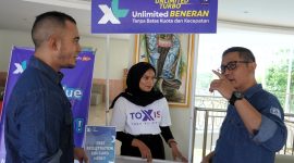 Group Head Corporate Communications XL Axiata, Reza Mirza bersama Regional Group Head XL Axiata East Region, Dodik Ariyanto mengunjungi booth layanan untuk wisatawan asing dan domestik di Hotel Raja, Kuta Mandalika, Kabupaten Lombok Tengah (12/10). Saat ini di Lombok, jaringan 4G XL Axiata telah melayani pelanggan di 598 desa/kelurahan, 53 kecamatan, dan  5 kabupaten/kota di Lombok.  Total ada lebih dari 4.000 BTS di seluruh Lombok, dengan sekitar 2.400 di antaranya BTS 4G.