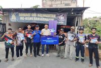 Warga terkena dampak kabut asap di Kelurahan Sungai Andai, Kota Banjarmasin, Kalimantan Selatan, Rabu, (11/10). Paket bantuan yang diberikan oleh XL Axiata meliputi barang-barang kebutuhan pokok seperti masker, vitamin, dan susu. Barang-barang tersebut sangat penting bagi kesehatan dan keselamatan masyarakat yang terkena dampak, terutama para lansia dan anak-anak yang sangat rentan terhadap dampak buruk kabut asap.