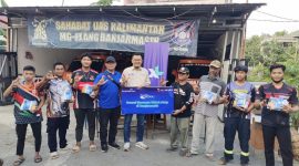 Warga terkena dampak kabut asap di Kelurahan Sungai Andai, Kota Banjarmasin, Kalimantan Selatan, Rabu, (11/10). Paket bantuan yang diberikan oleh XL Axiata meliputi barang-barang kebutuhan pokok seperti masker, vitamin, dan susu. Barang-barang tersebut sangat penting bagi kesehatan dan keselamatan masyarakat yang terkena dampak, terutama para lansia dan anak-anak yang sangat rentan terhadap dampak buruk kabut asap.