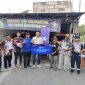 Warga terkena dampak kabut asap di Kelurahan Sungai Andai, Kota Banjarmasin, Kalimantan Selatan, Rabu, (11/10). Paket bantuan yang diberikan oleh XL Axiata meliputi barang-barang kebutuhan pokok seperti masker, vitamin, dan susu. Barang-barang tersebut sangat penting bagi kesehatan dan keselamatan masyarakat yang terkena dampak, terutama para lansia dan anak-anak yang sangat rentan terhadap dampak buruk kabut asap.