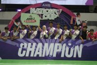Regional Group Head XL Axiata Jabodetabek Area Rd. Sofia Purbayanti (tengah) menyerahkan hadiah kepada tim futsal dari SMK Nusantara Jakarta Barat sebagai pemenang kedua (runner up) Futsal AXIS Nation Cup 2023 di Jakarta, Minggu (15/10/2023). Gelaran AXIS Nation Cup 2023 menegaskan komitmen XL Axiata melalui AXIS untuk terus memahami kebutuhan segmen pelanggan anak-anak muda sehingga bisa memberikan pengalaman yang terbaik dan terus berinovasi untuk memberikan layanan dan pengalaman yang sesuai dengan kebutuhan dan minat mereka.