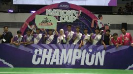Regional Group Head XL Axiata Jabodetabek Area Rd. Sofia Purbayanti (tengah) menyerahkan hadiah kepada tim futsal dari SMK Nusantara Jakarta Barat sebagai pemenang kedua (runner up) Futsal AXIS Nation Cup 2023 di Jakarta, Minggu (15/10/2023). Gelaran AXIS Nation Cup 2023 menegaskan komitmen XL Axiata melalui AXIS untuk terus memahami kebutuhan segmen pelanggan anak-anak muda sehingga bisa memberikan pengalaman yang terbaik dan terus berinovasi untuk memberikan layanan dan pengalaman yang sesuai dengan kebutuhan dan minat mereka.