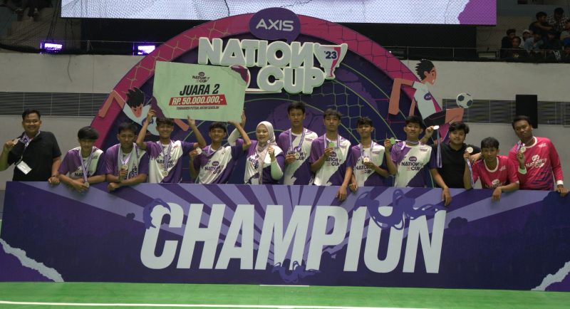 Regional Group Head XL Axiata Jabodetabek Area Rd. Sofia Purbayanti (tengah) menyerahkan hadiah kepada tim futsal dari SMK Nusantara Jakarta Barat sebagai pemenang kedua (runner up) Futsal AXIS Nation Cup 2023 di Jakarta, Minggu (15/10/2023). Gelaran AXIS Nation Cup 2023 menegaskan komitmen XL Axiata melalui AXIS untuk terus memahami kebutuhan segmen pelanggan anak-anak muda sehingga bisa memberikan pengalaman yang terbaik dan terus berinovasi untuk memberikan layanan dan pengalaman yang sesuai dengan kebutuhan dan minat mereka.
