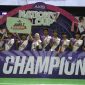 Regional Group Head XL Axiata Jabodetabek Area Rd. Sofia Purbayanti (tengah) menyerahkan hadiah kepada tim futsal dari SMK Nusantara Jakarta Barat sebagai pemenang kedua (runner up) Futsal AXIS Nation Cup 2023 di Jakarta, Minggu (15/10/2023). Gelaran AXIS Nation Cup 2023 menegaskan komitmen XL Axiata melalui AXIS untuk terus memahami kebutuhan segmen pelanggan anak-anak muda sehingga bisa memberikan pengalaman yang terbaik dan terus berinovasi untuk memberikan layanan dan pengalaman yang sesuai dengan kebutuhan dan minat mereka.
